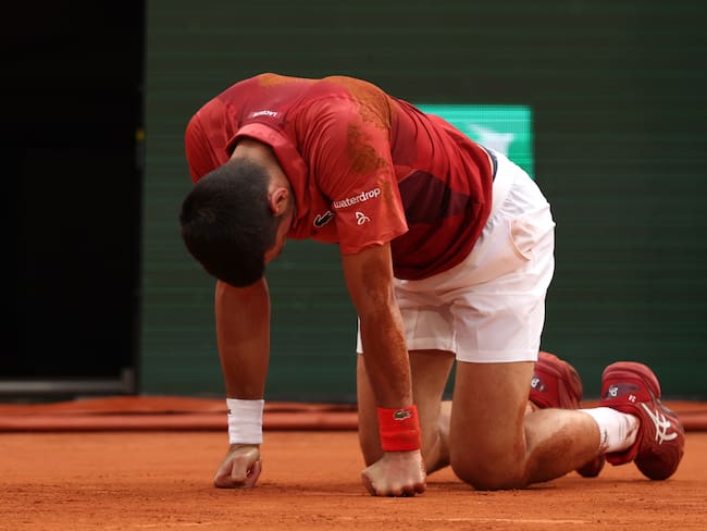 Novak Djokovic se retira de Roland Garros, tras lesionarse la rodilla 