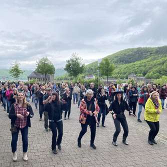 Aufruf aus Hundsdorf:  150 beim „Flashmob Linedance“ am Edersee