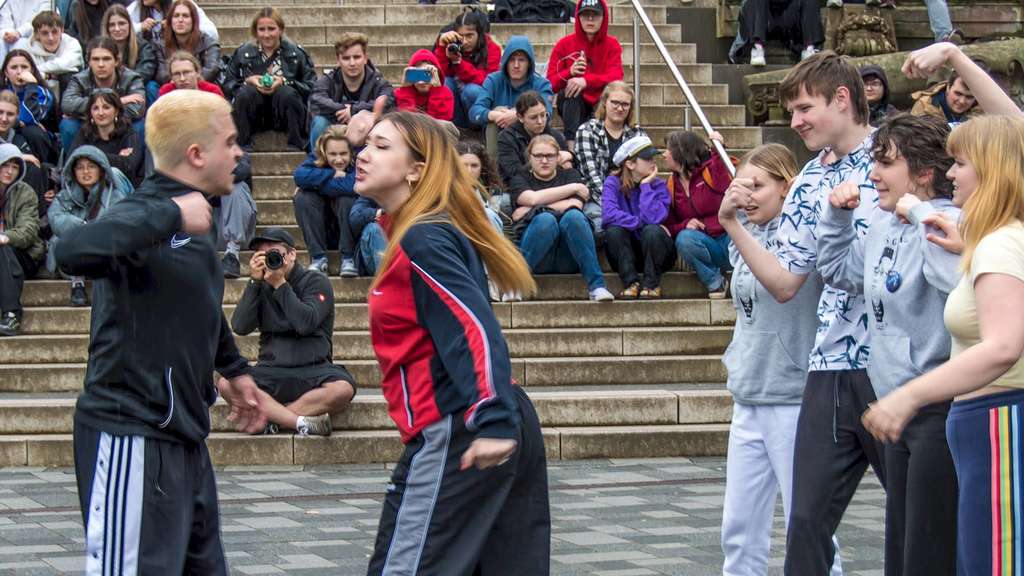 Von der Straße auf die Bühne: Startschuss für die Korbacher Theaterwoche in der Fußgängerzone
