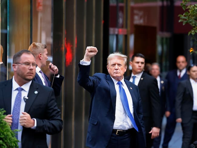 New York (United States), 30/05/2024.- Former US President Donald Trump (C) gestures to the media and the crowd outside of Trump Tower after a jury found him guilty on all 34 counts in his criminal trial in New York State Supreme Court in New York, New York, USA, 30 May 2024. Trump was found guilty on all 34 felony counts of falsifying business records related to payments made to adult film star Stormy Daniels during his 2016 presidential campaign. (tormenta, Nueva York) EFE/EPA/PETER FOLEY