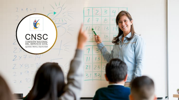 Docente durante una clase a niños y de fondo el logo del CNSC (Fotos vía Getty Image)