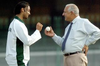 Khan with the Pakistani cricketer Shoaib Akhtar at the Gaddafi Stadium in Lahore in September 2004