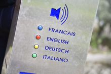 Speaker device in various languages.