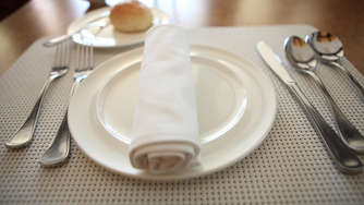 Knigge im Restaurant: Wie soll man die Serviette richtig positionieren und falten? 