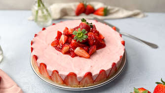 Süß, saftig, sommerlich: Die leichte Erdbeer-Joghurt-Torte kommt ohne Backen aus