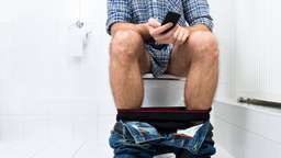 Smartphone mit auf die Toilette nehmen? Expertin erklärt, warum das keine gute Idee ist