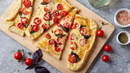 Die Tomaten-Mozzarella-Tarte mit Blätterteig verspricht Bella Italia in jedem Bissen