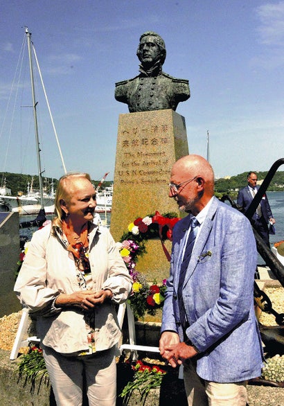 ペリー艦隊来航記念碑の前での献花式に出席したマシュー・ペリーさん（右）（１７日、下田市で）