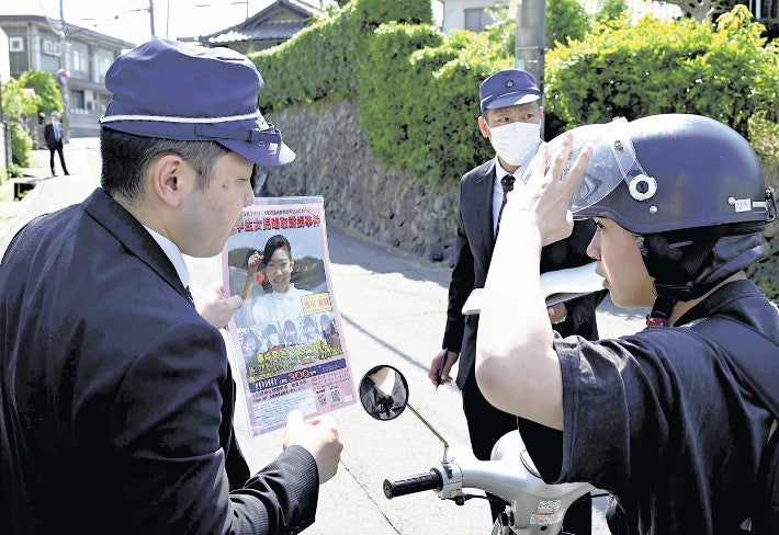 吉川友梨さんが最後に目撃された現場周辺で、事件について尋ねる捜査員ら（熊取町で）