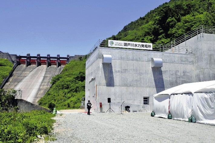 大柿ダム（左奥）の隣に完成した請戸川水力発電所（２１日、浪江町室原で）