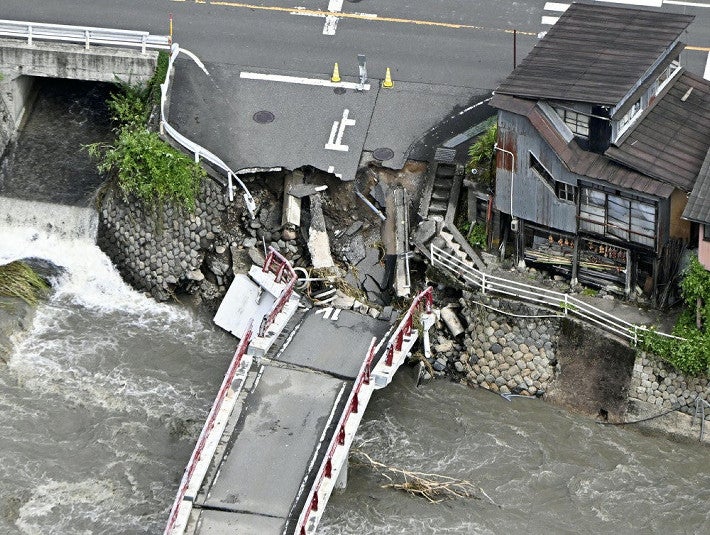 台風７号の影響で一部が崩落した高山橋（２０２３年８月１６日午前、鳥取市佐治町で、読売ヘリから）