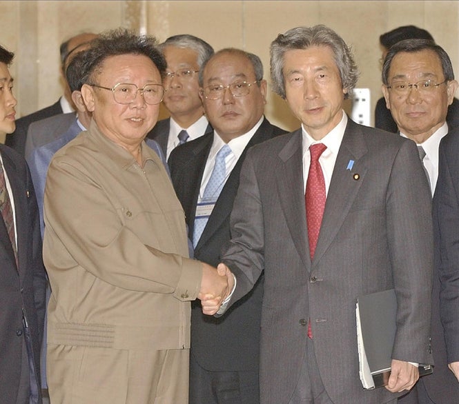 日朝首脳会談を終え、握手をかわす小泉純一郎首相（右）と北朝鮮の金正日総書記。平壌市内の大同江迎賓館で。２００４年５月２２日撮影
