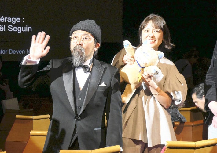 公式上映後、観客の歓声に応える「化け猫あんずちゃん」の久野遥子監督（右）、山下敦弘監督