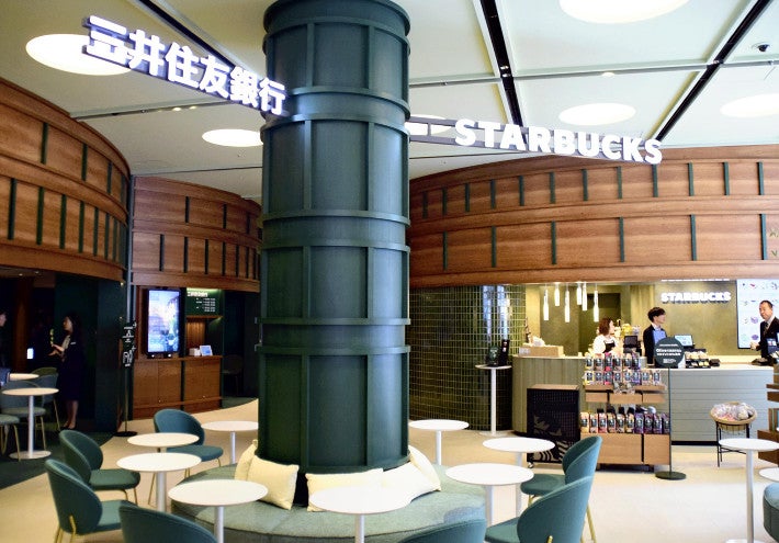 カフェが併設する三井住友銀行の新店舗（２３日、東京都渋谷区で）