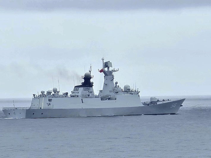 ２３日、台湾本島の北西を航行する中国軍のフリゲート艦＝台湾当局提供