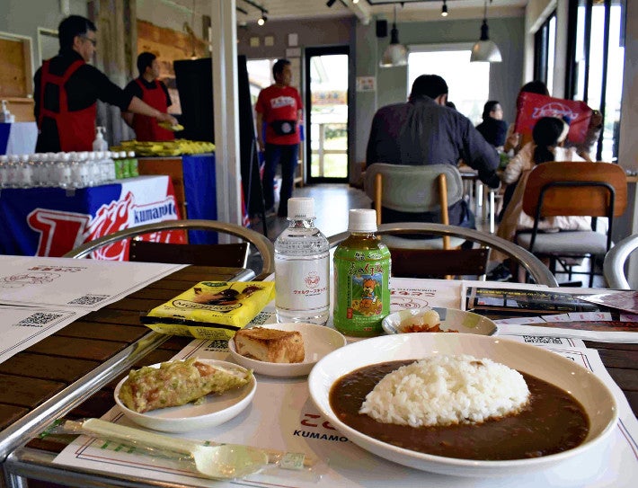 熊本ヴォルターズが運営する子ども食堂。食事のほか寄贈された飲み物や菓子も提供される（４月２７日、熊本県益城町で）