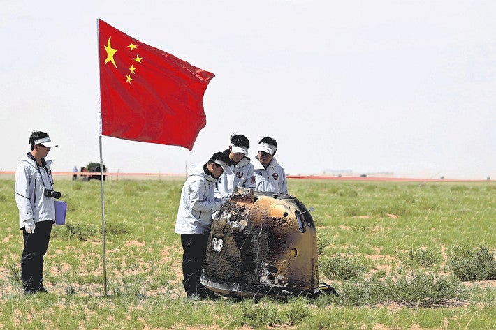 ２５日、内モンゴル自治区に帰還した無人探査機「嫦娥６号」の帰還カプセル＝新華社