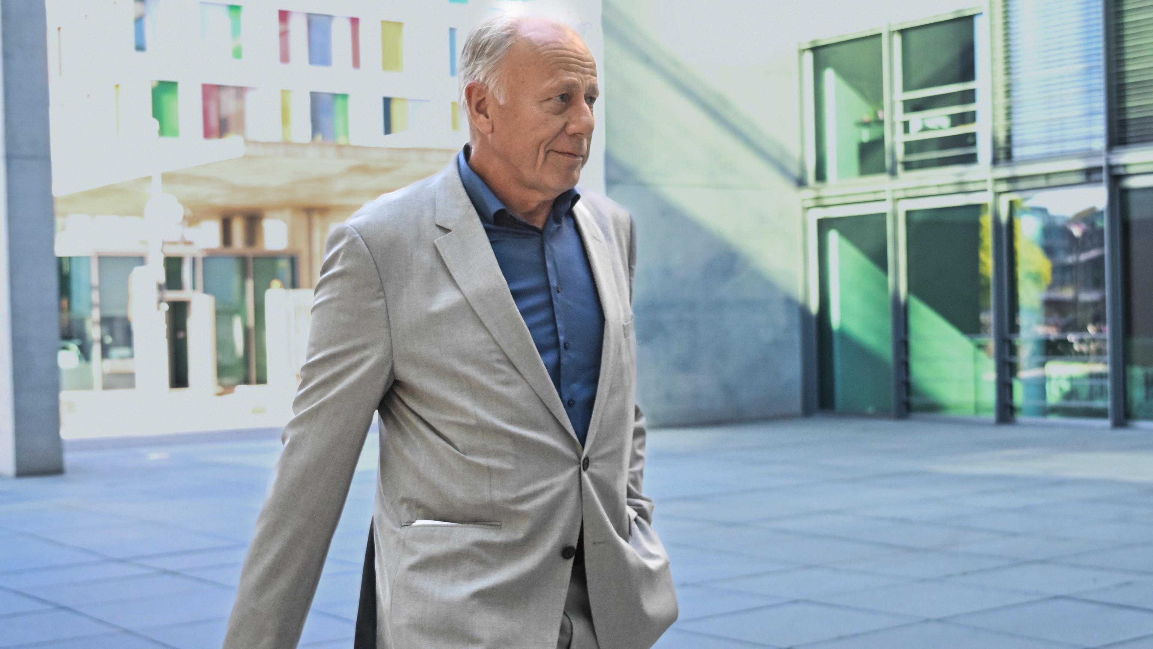 Bundestagsabgeordneter Jürgen Trittin auf dem Weg zu seiner Abschiedsfeier.
