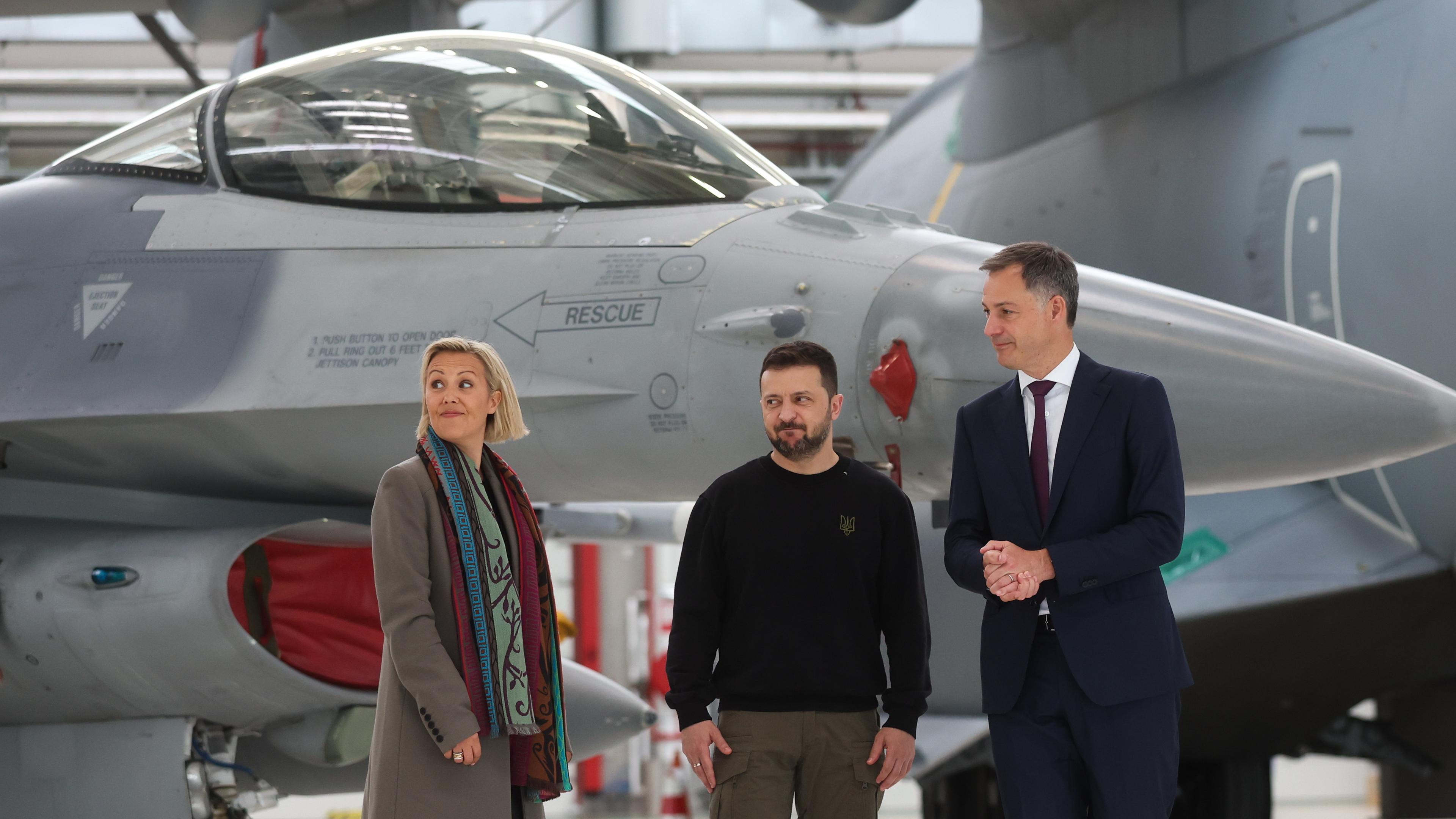 28.05.2024: Der ukrainische Präsident Selenskyj sieht sich mit der belgischen Verteidigungsministerin Dedonder und dem belgischen Premierminister De Croo F-16-Kampfflugzeuge an.