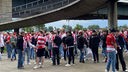 Viele Anhänger des Fußballclubs Fortuna Düsseldorf stehen unter einer Brücke