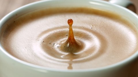 Falling drop into coffee cup, super slow motion at 1000 fps. 스톡 비디오