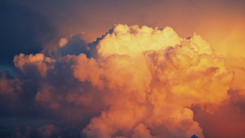 Cloud time lapse 4k. Sunset sky dramatic cumulus cloud motion time lapse. Orange red sunset sky puffy cloud scape timelpase. Fast cotton  cloud move run pass fly sky time lapse background 4K sun  스톡 비디오