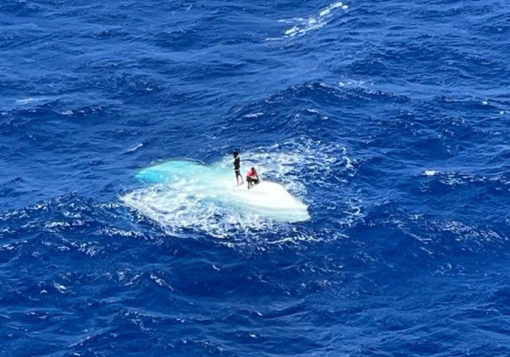 Kustwacht redt twee drenkelingen op zee