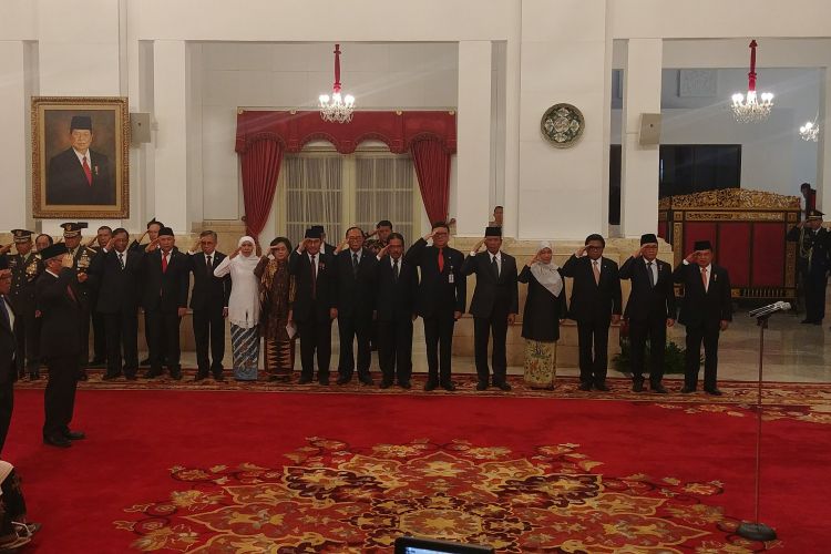 Presiden Joko Widodo menganugerahkan pahlawan nasional kepada 4 Tokoh di Istana Merdeka, Jakarta, Kamis (9/11/2017).