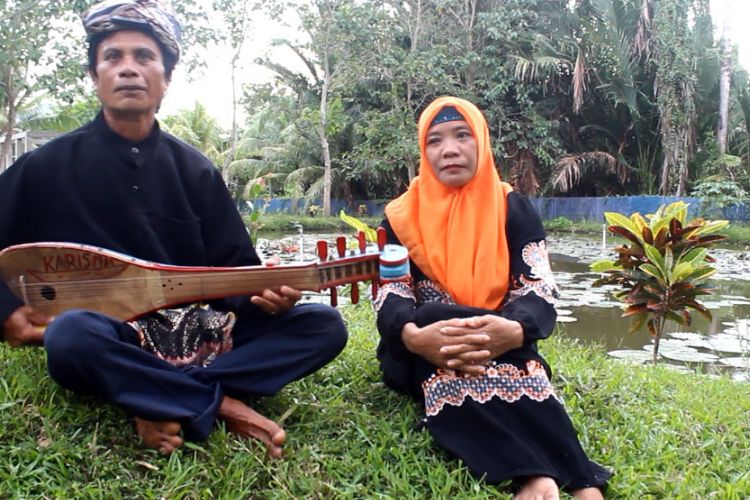 Ka amani dan Ta Mako melantunkan syair dengan iringan gambusi di Suwawa, Tradisi lisan banyak yang sulit ditemukan di tengah masyarakat Gorontalo.