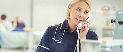 صورة لممرضة تتحدث على الهاتف في المستشفى.