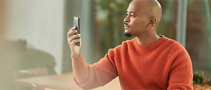 صورة لرجل يلتقط صورة على هاتفه الخلوي.