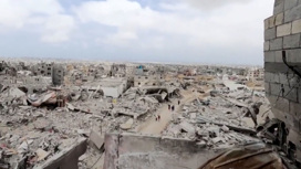 Палестинцы в Рафахе строят временное жилье из обломков израильских ракет