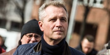 Česká policie prohledala pražský byt německého poslance Petra Bystroně