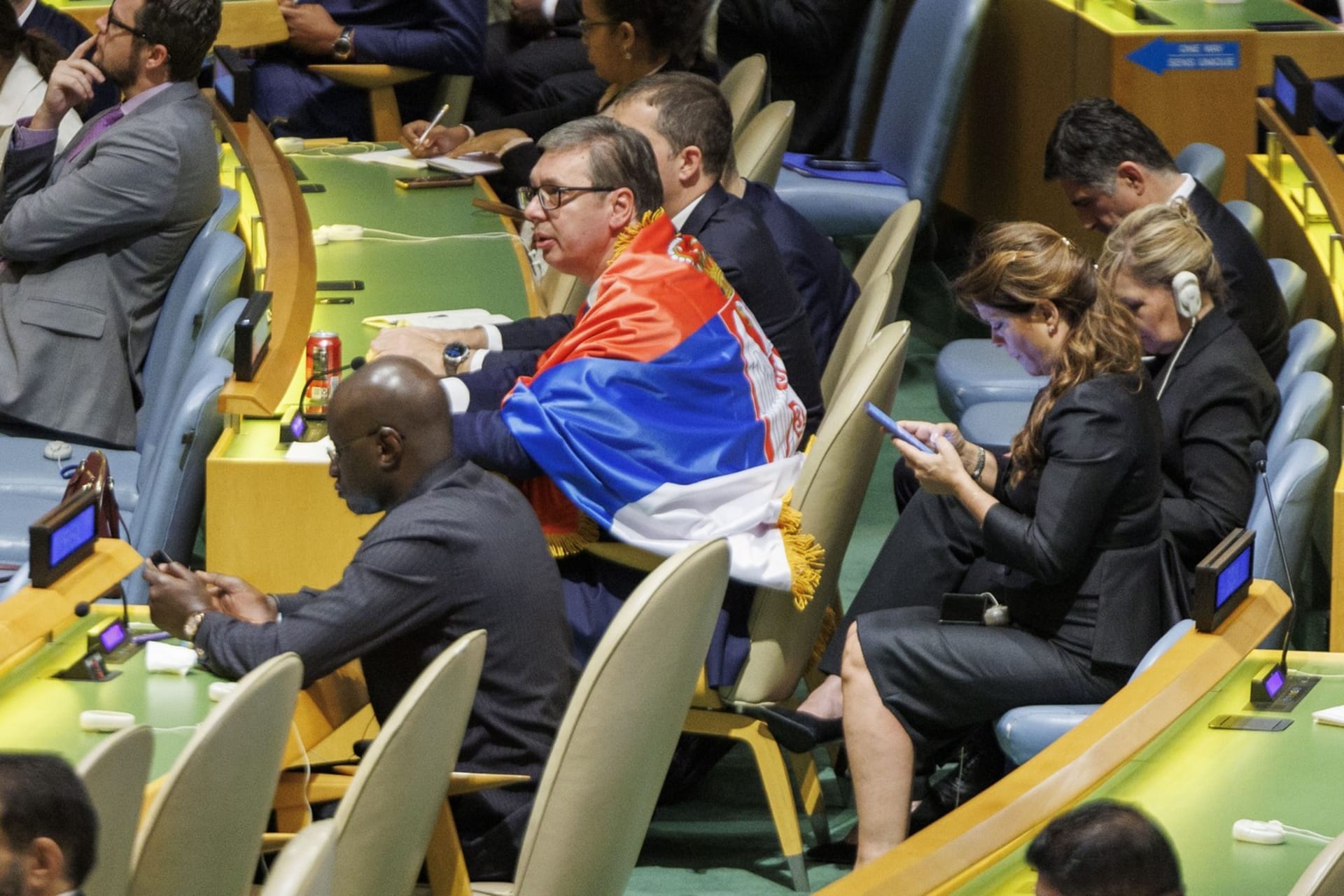 Srbský prezident Aleksandar Vučić oblékl během Valného shromáždění OSN ohledně Srebrenického masakru srbskou vlajku (23. 5. 2024).