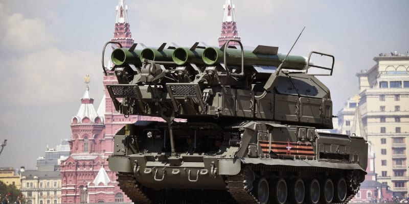 Raketový systém Buk během přehlídky na Rudém náměstí v Moskvě