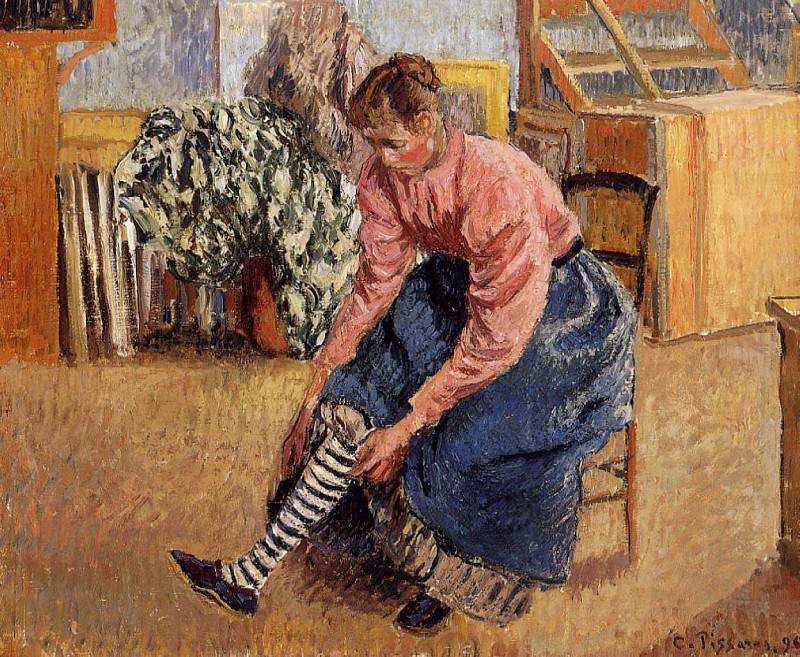 Женщина, надевающая чулки (1895). Камиль Писсарро