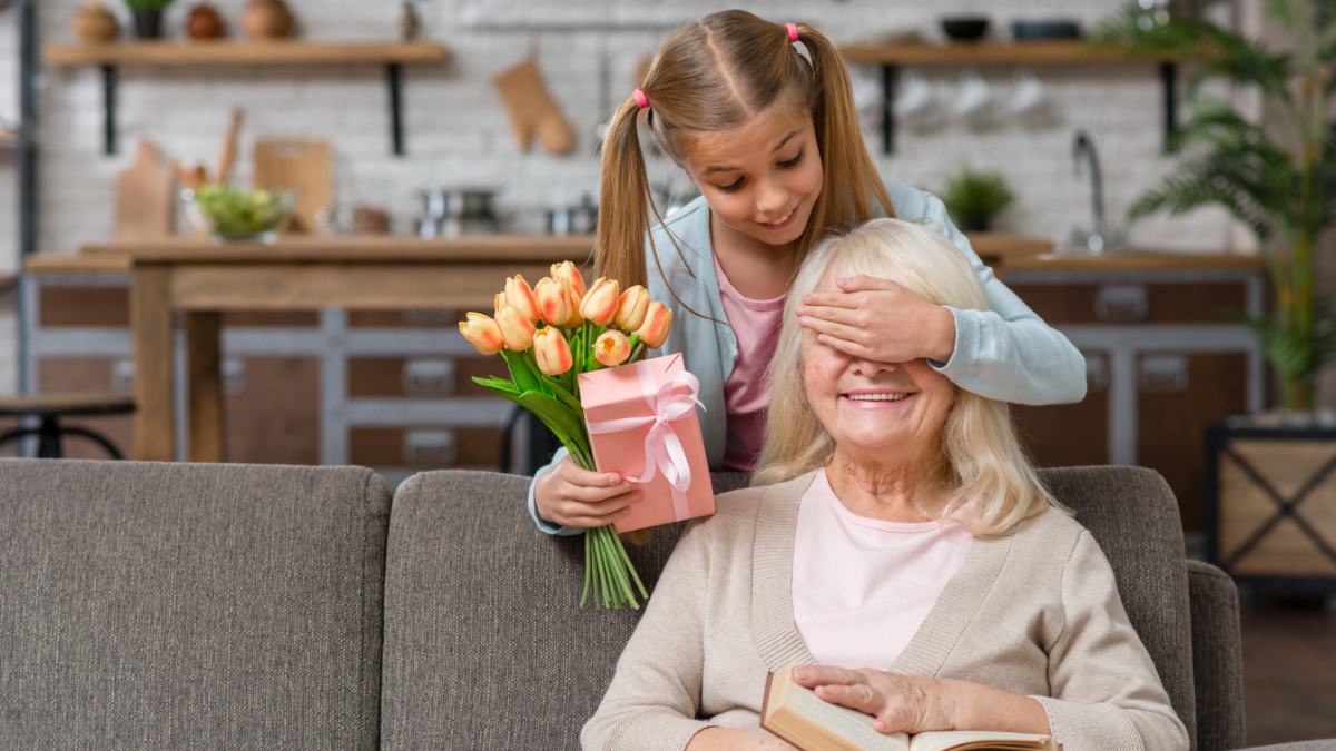 Что подарить маме на 61 год? 44 идей для дорогой мамы