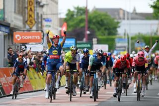 Critérium du Dauphiné - Mads Pedersen sprints to opening stage win ahead of Sam Bennett