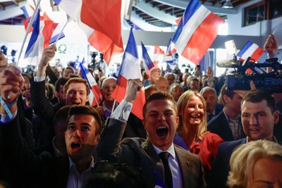 フランスで大勝した極右政党「国民連合」の支持者ら＝パリで2024年6月9日、ロイター