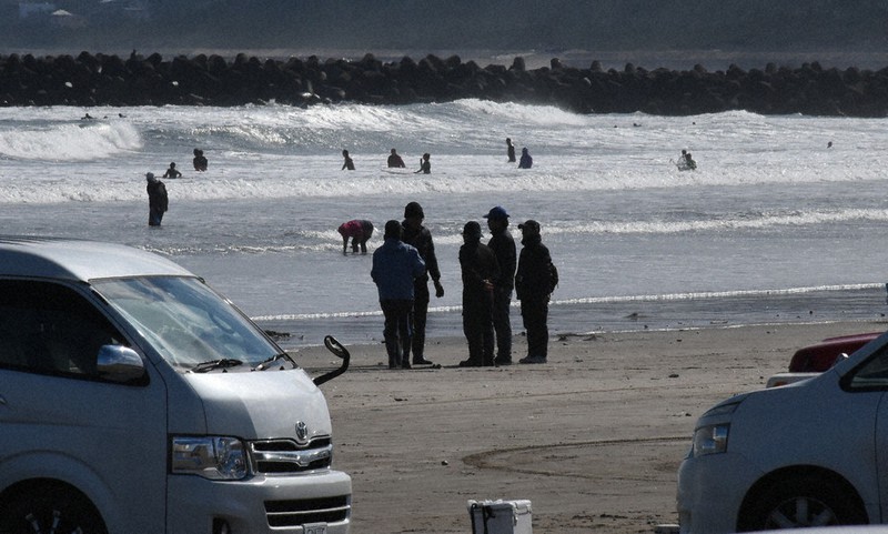 茨城海上保安部の職員による３月のパトロールの様子。規則違反とみられる道具を使った男性に声をかけている＝大洗サンビーチで