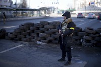 検問所に立つウクライナ民兵＝キエフで、2022年2月26日、AP