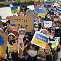ロシアのウクライナ侵攻に反対し、デモ行進する人たち＝東京都港区で2022年3月5日午後1時22分、大西岳彦撮影