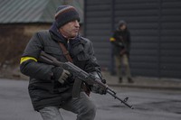 ウクライナの首都キエフ郊外の検問所で車に近づく民兵＝2022年3月2日、AP
