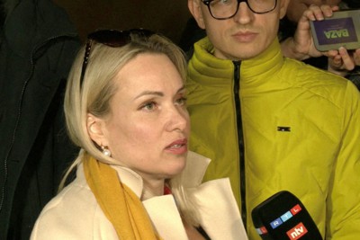 釈放されたロシアの政府系テレビ局のディレクター、マリーナ・オフシャニコワさん＝モスクワで2022年3月15日、ロイター