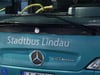 Stadtbus mit 35 Fahrgästen baut Verkehrsunfall in Lindau