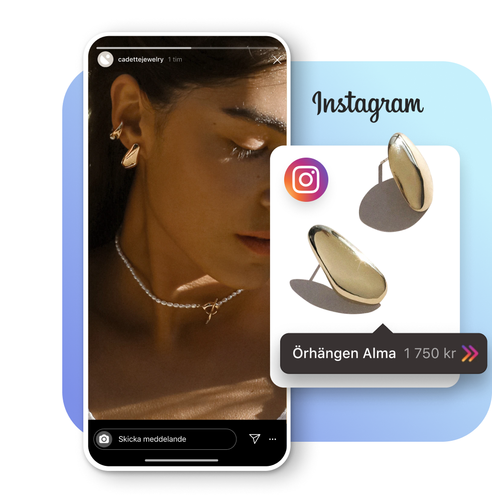 En ung kvinna bär guldörhängen och ett pärlhalsband i en Instagram-händelse. Ovanpå ligger ett produktkort med Cadette Jewelrys Alma-örhängen och en produktetikett. 
