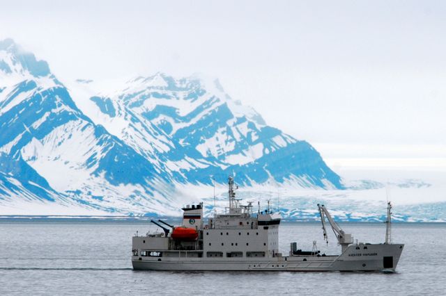 Russisches Schiff vor Spitzbergen (Archivbild): "Zu viel Wärme im Wasser"