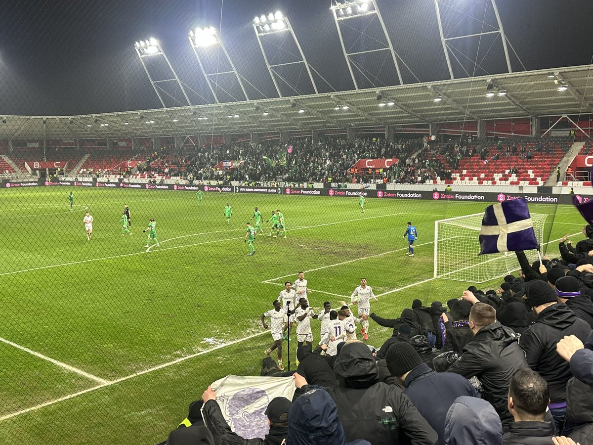 Fiorentina players celebrate Lucas Beltrán’s goal in front of the traveling fans during Fiorentina’s Conference League win over Maccabi Haifa in Budapest