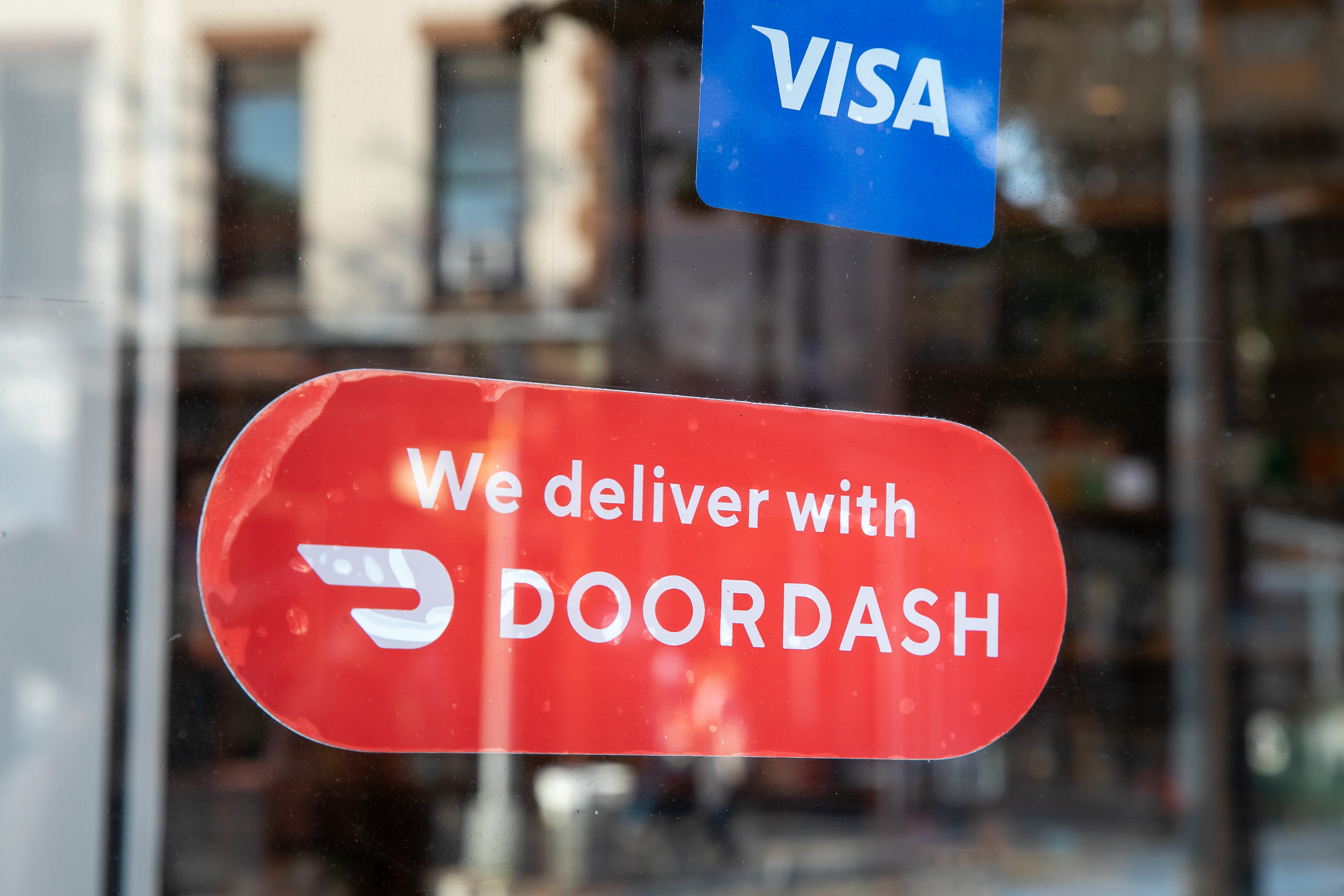 A sign that reads “We deliver with DoorDash.”