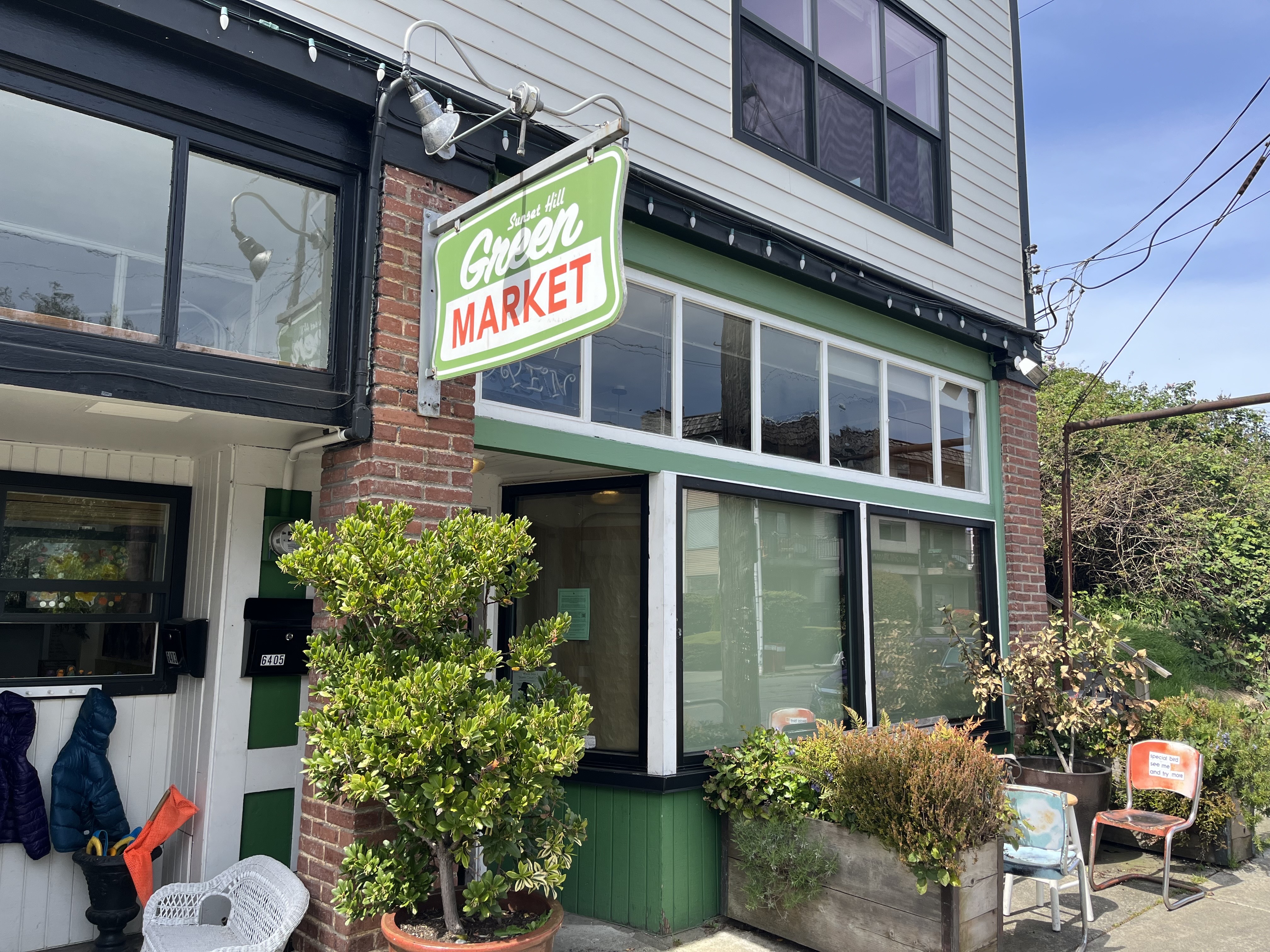 A storefront with a sign that reads “Green Market.”